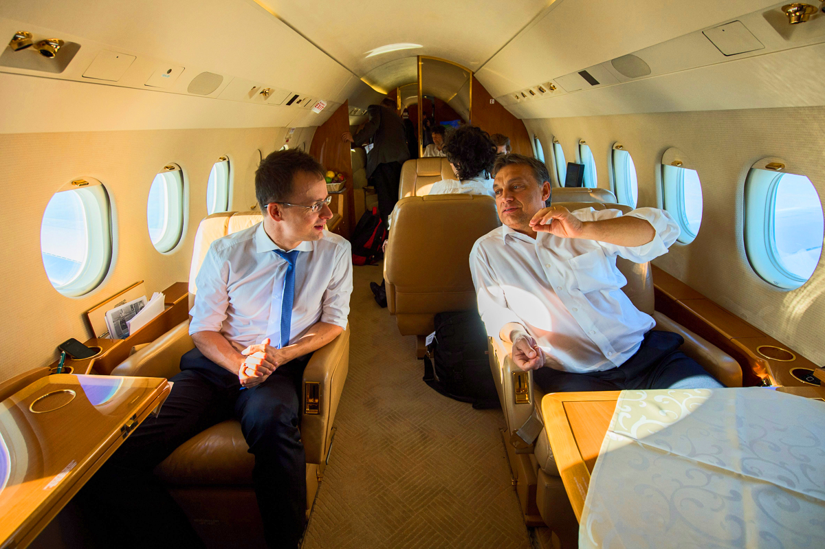 Orbán Viktor miniszterelnök (j) és Szijjártó Péter, a Miniszterelnökség külügyi és külgazdasági államtitkára beszélget útban hazafelé a repülőgépen az Európai Unió brüsszeli csúcstalálkozójáról 2012. október 19-én