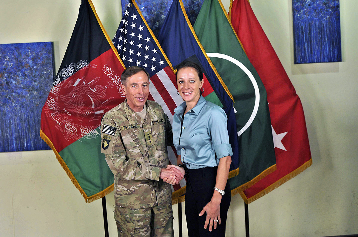 Petraeus és Brioadwell egy közös fotón. Félreértés miatt bukott a CIA-igazgató?