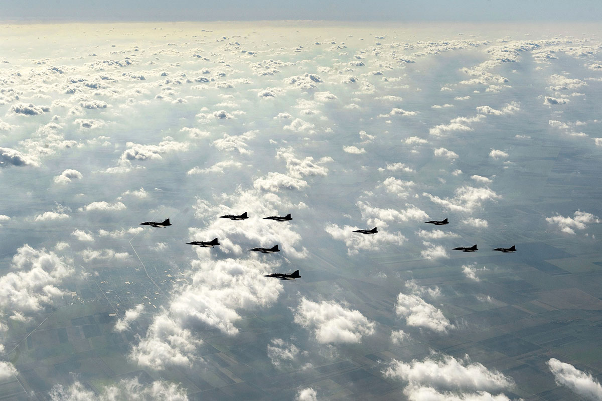 A magyar légierő Gripen vadászgépei kötelékben repülnek Kecskemét légterében