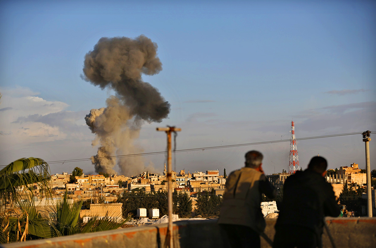 A török Ceylanpinar városból így látni a szír Rász al-Aint egy légitámadás után