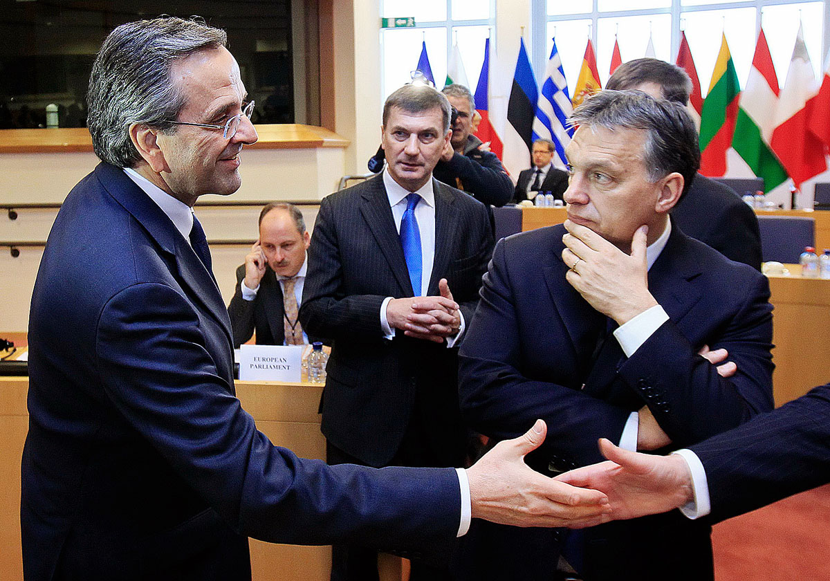 A magyar kormányfő görög kollégájára, Antonisz Szamaraszra figyel a konferencián. Nagy harc lesz