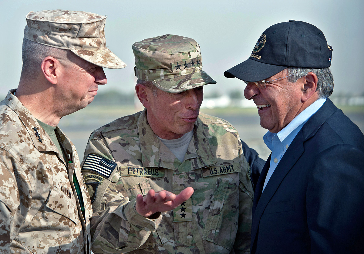 John Allen (balra), David Petraeus (középen ) és Leon Panetta (jobbra) Kabulban 2011-ben. Egymás nőügyeibe buknak bele