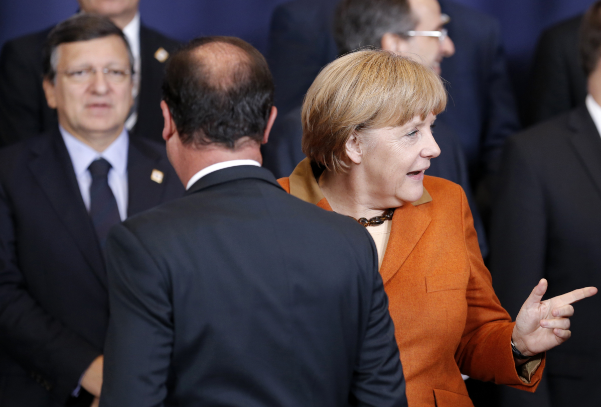 Angela Merkel rendezgeti az EU-csúcs résztvevőit a csoportképhez. Háttal Francois Hollande francia elnök.  