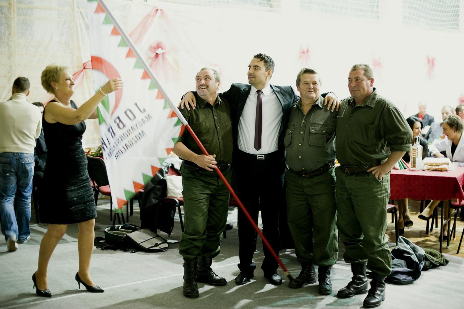 Vona Gábor a Jobbik szimpatizánsaival pózol egy fotó kedvéért a párt kocsordi bálján
