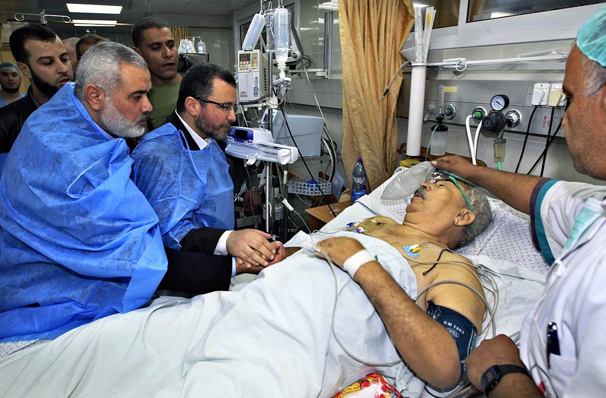 Iszmáíl Haníje palesztin miniszterelnök, (balra) és egyiptomi kollégája, Hisam Kandil (balról a második) a kórházlátogatáson