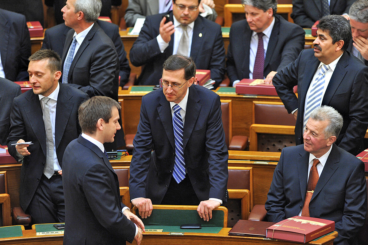 2010. május, a parlament alakuló ülése, a fideszesek akkor még barátságosak voltak a leköszönő kormányfővel