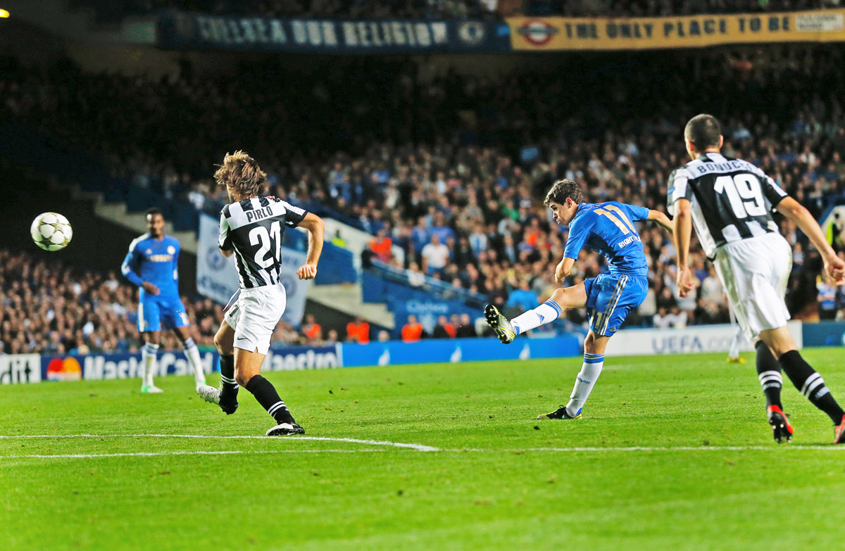 Oscar emlékezetes gólja Maestro Pirlo (21) mellett a Chelsea–Juventus meccsen (2-2), Londonban