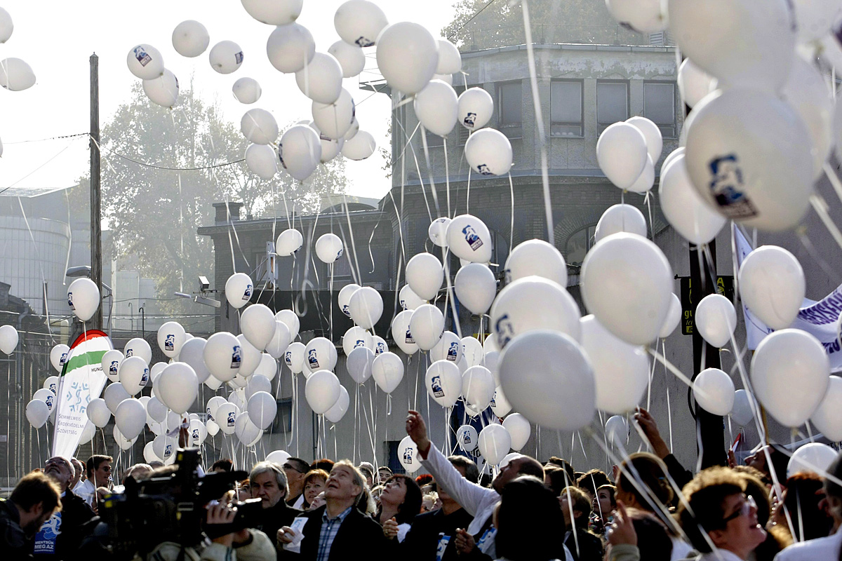 Fehér lufikat engednek a magasba a résztvevők a Magyar Orvosok Szövetségének tiltakozó akcióján a Semmelweis Egyetem Neurológiai Klinikája előtt