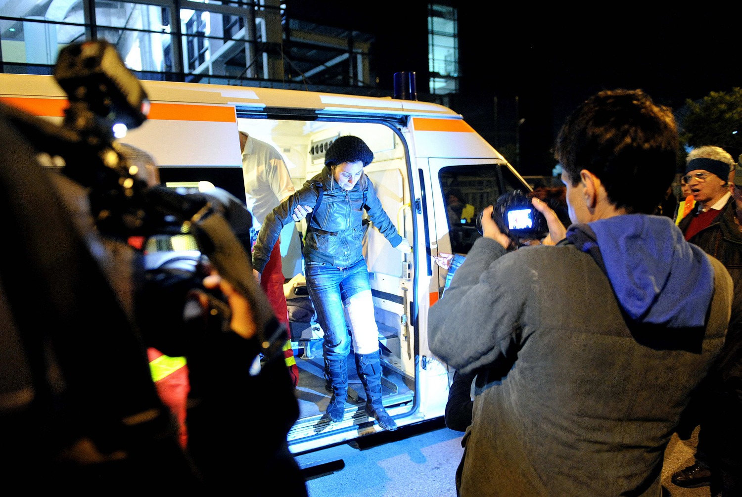 A sérült demonstráló kiszáll a mentőautóból
