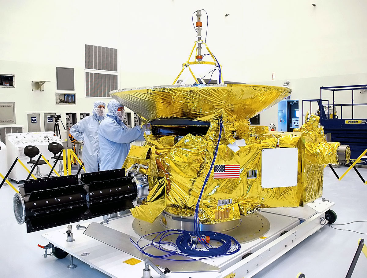 A 2015-ben a Plútóhoz érő New Horizons űrszonda és a rajta lévő termoelektromos generátor tesztelés közben (a képen a sötét színű cső)