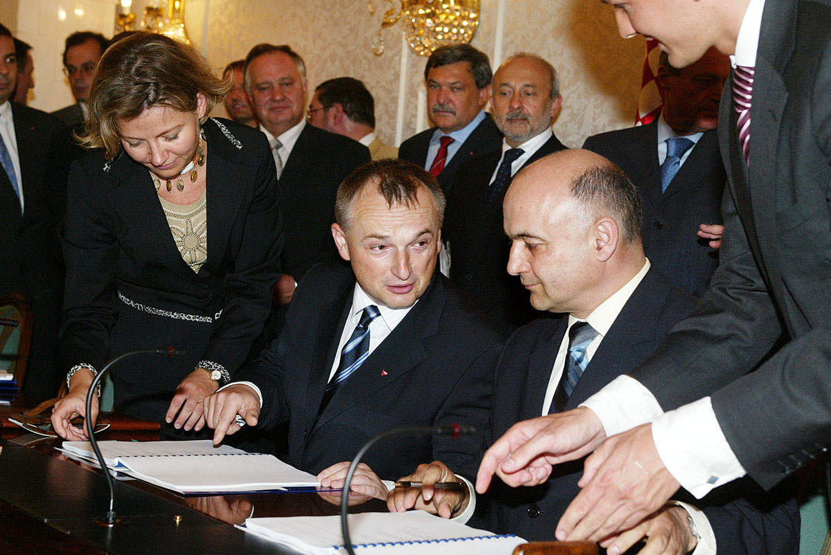 Hernádi Zsolt, a Mol elnök-vezérigazgatója és Ljubo Jurcic horvát gazdasági miniszter az együttműködési megállapodás és az INA és a Mol közötti szerződés aláírásakor 2003. július 17-én