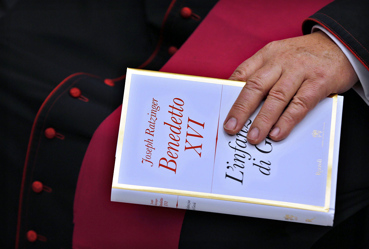 Püspök a pápa könyvével. Próbatétel
