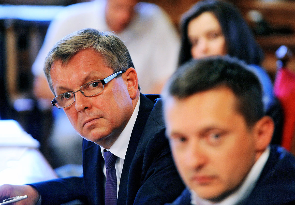 Matolcsy György gazdasági miniszter és a Fidesz-frakció új vezetője, Rogán Antal az országgyűlési bizottságban