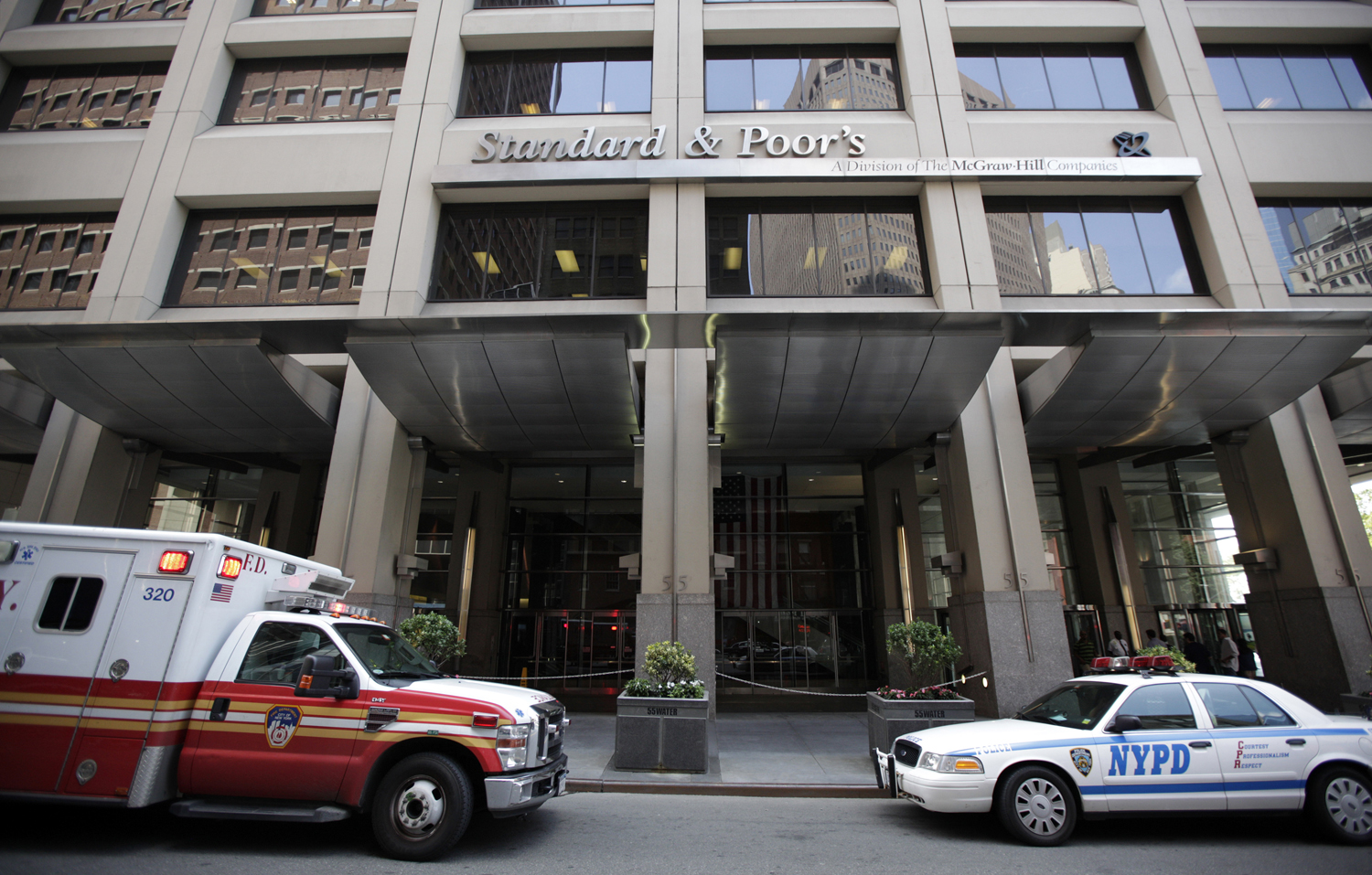 A Standard and Poor's hitelminősítő New York-i irodája. Kiért megy a mentő? 