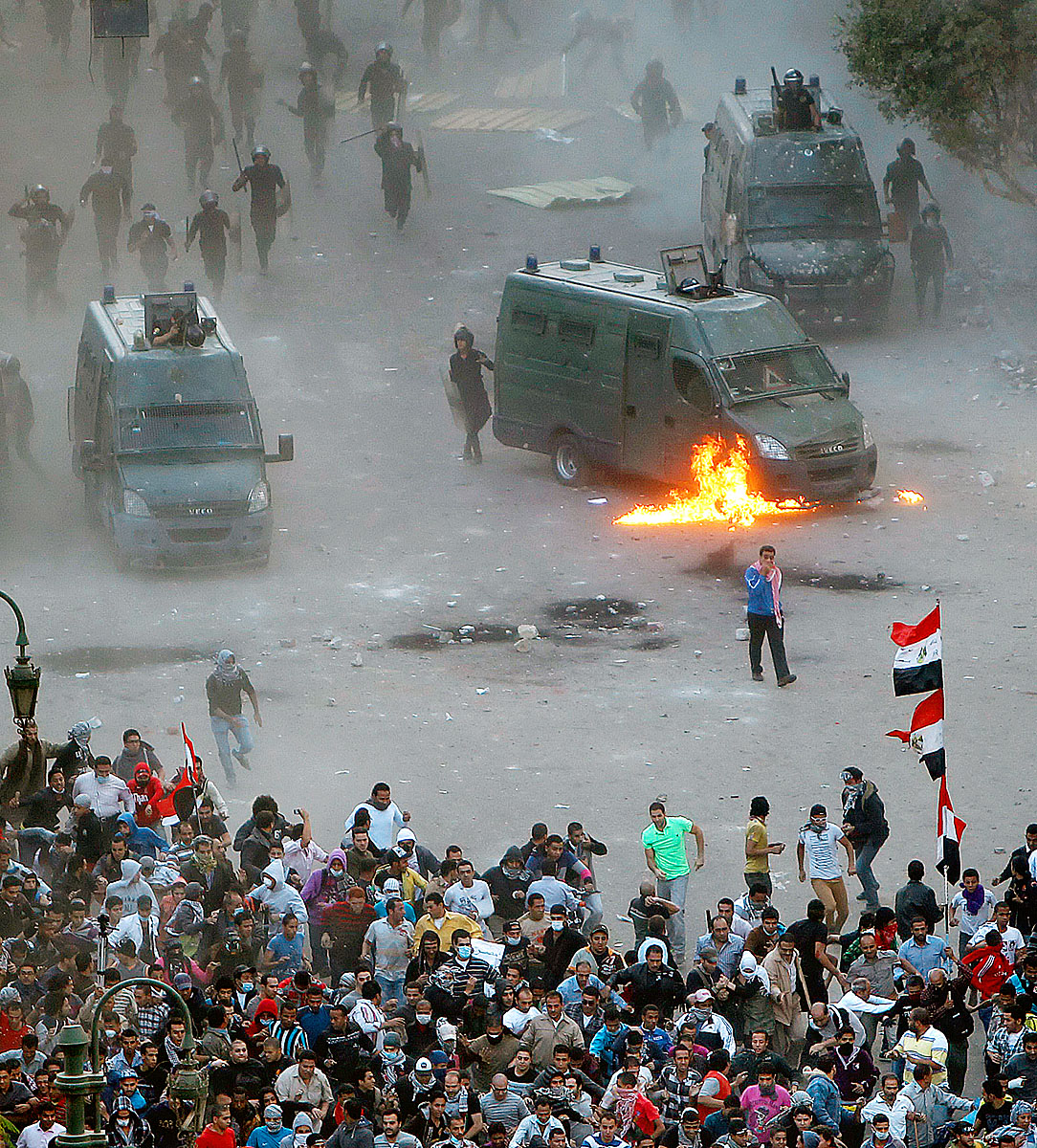 Molotov-koktélt dobnak tüntetők rendőrségi járműre a kairói Tahrir téren