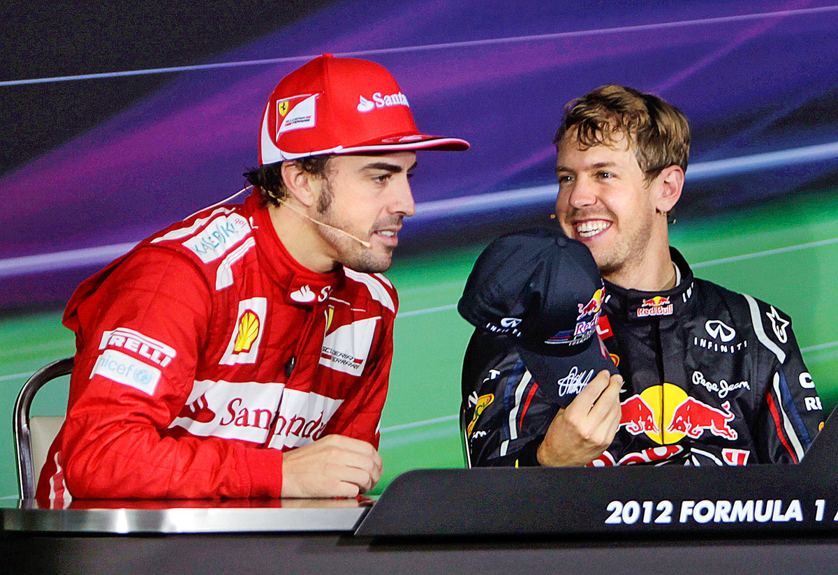Fő a jókedv! Alonso (balra) és Vettel. A pénteki két szabadedzésen Hamilton volt a leggyorsabb