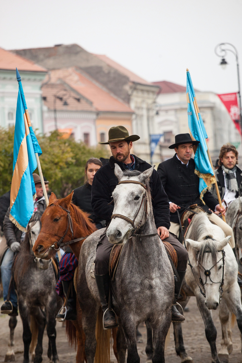 Lovasok az Erdélyi Magyar Néppárt Székelyföld területi autonómiájáért tartott tüntetésén