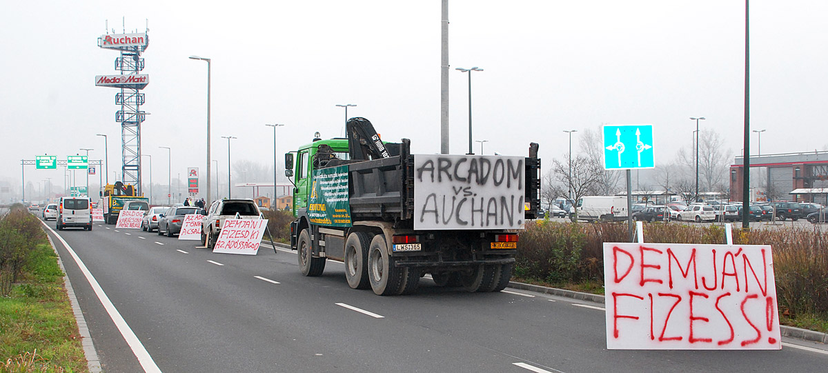 Húsz elkeseredett alvállalkozó a kecskeméti Auchannál félpályás útlezárással tiltakozott