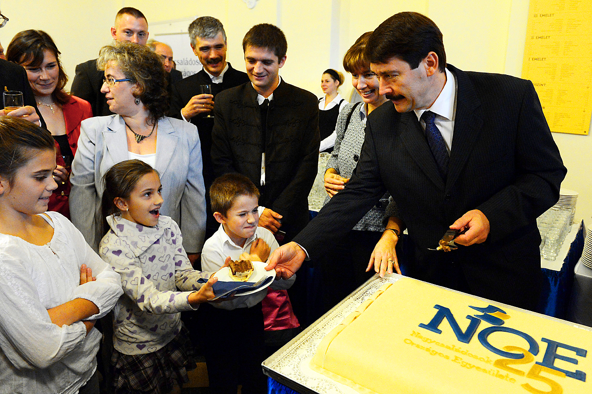 Áder János köztársasági elnök felszeleteli a születésnapi tortát a Nagycsaládosok Országos Egyesületének 25 éves jubileumi ünnepségén
