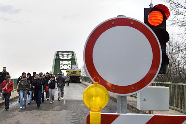 Munkába igyekvő beregiek mennek át a másfél kilométerre lévő Vásárosnaményba 2009-ben, az autóforgalom előtt akkor teljesen lezárt Tisza-hídon