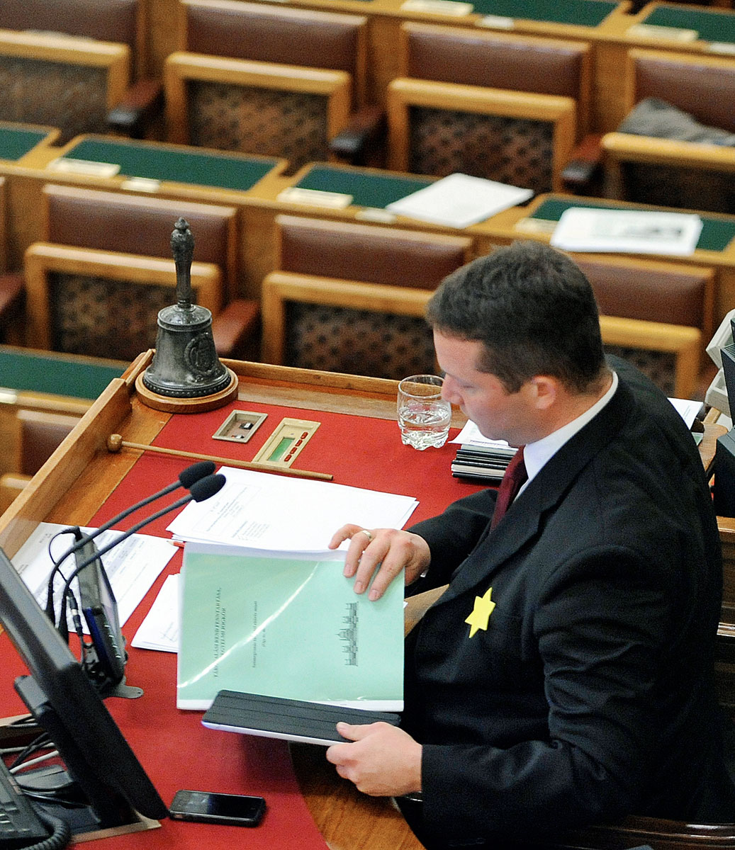 Ujhelyi István alelnök a kitűzött sárga csillaggal a ruháján vezette a parlament ülését