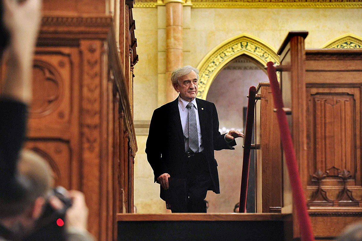 Elie Wiesel Nobel-békedíjas író 2009-ben a magyar parlamentben