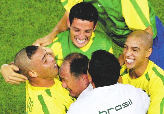 Scolari Ronaldo nyakában. A felvétel a 2002-es vb-döntőn készült, ma már csak emlék