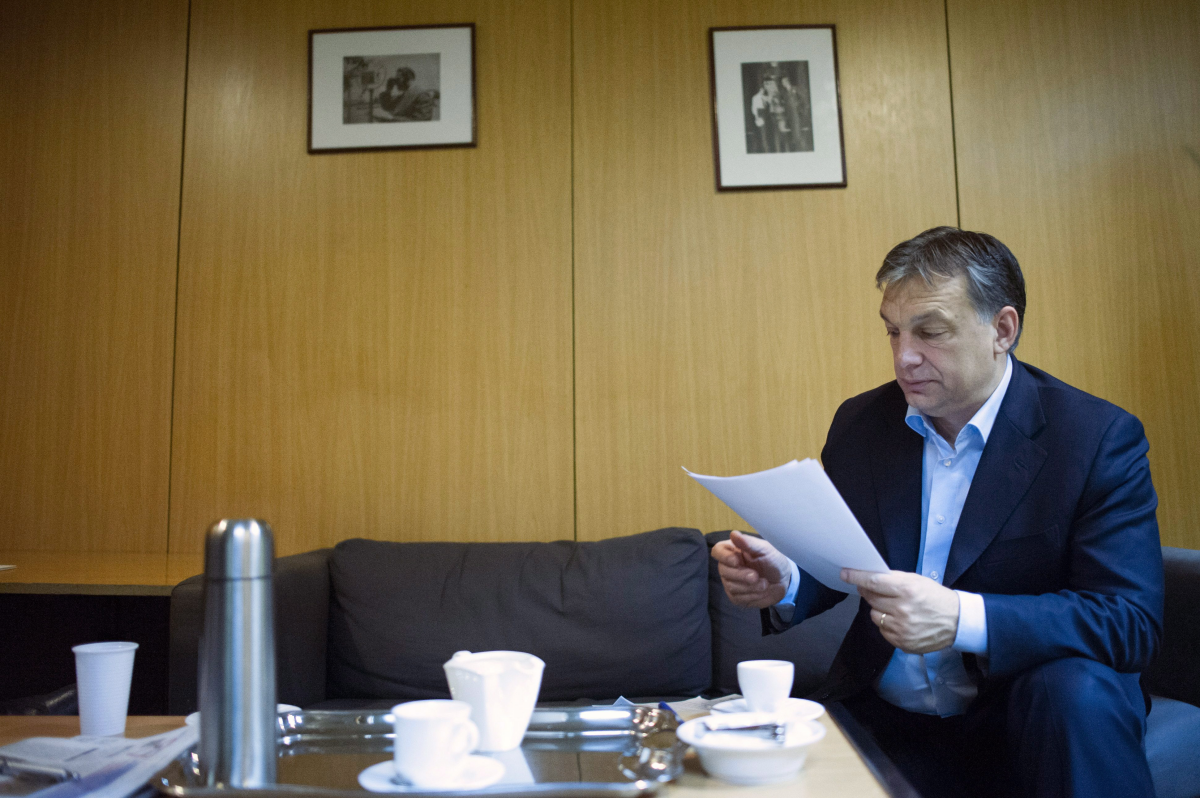 Orbán a jegyzeteit olvassa az interjú előtt