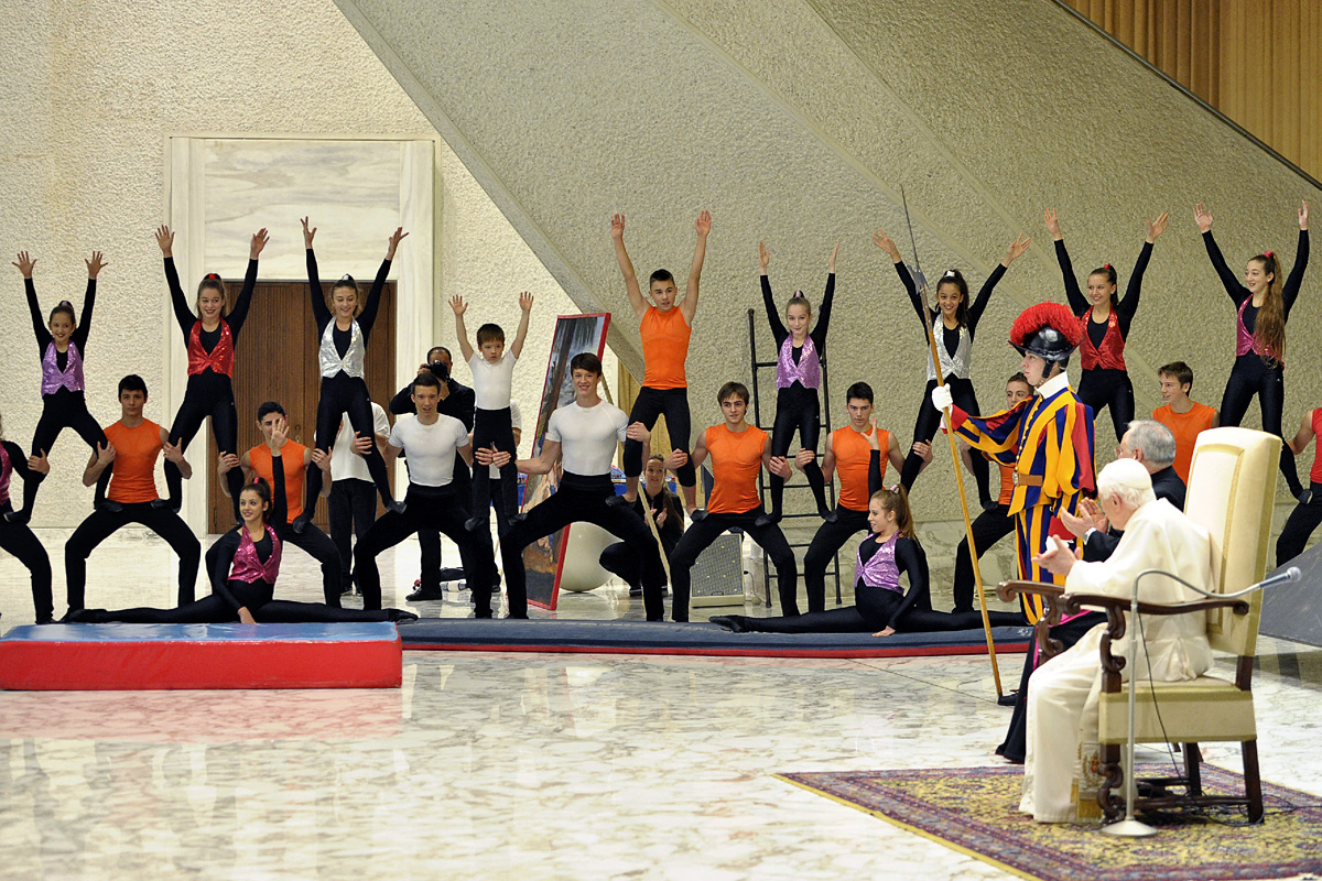A cirkuszosok műsorral is készültek a pápának