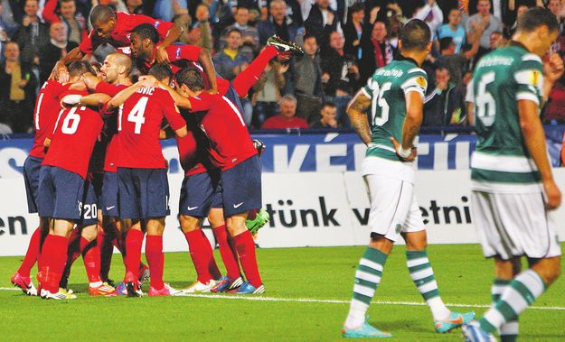 Akkor nem a Mikulás-ajándéknak örültek: a Videoton futballistái ünnepelnek a Sporting elleni hazai meccsen