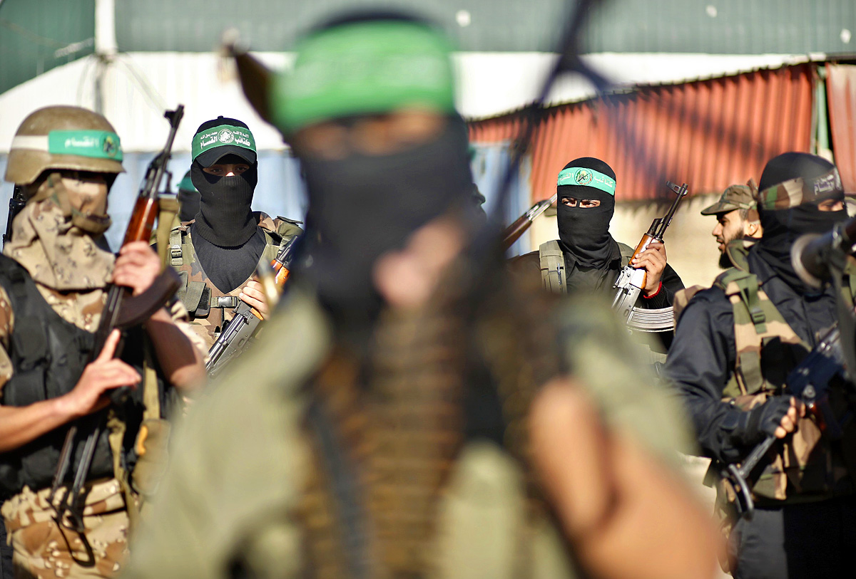 A Hamász fegyveres szárnya, az Al-Kasszám Brigádok őrt állva várják Mesaalt