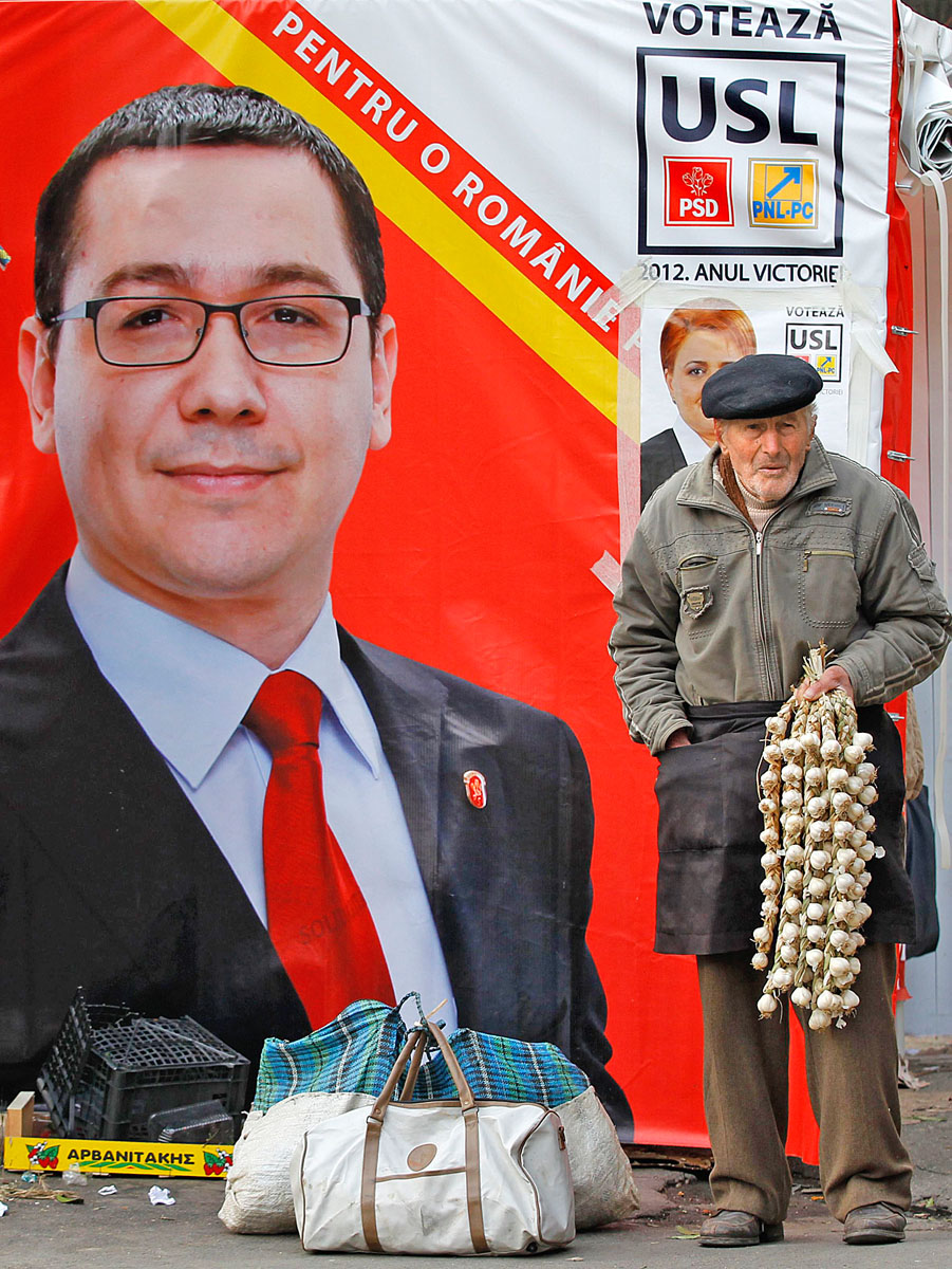 Fokhagymaárus Victor Ponta, a szociálliberális unió miniszterelnökének választási plakátja előtt. Nem beszélnek a jövőről