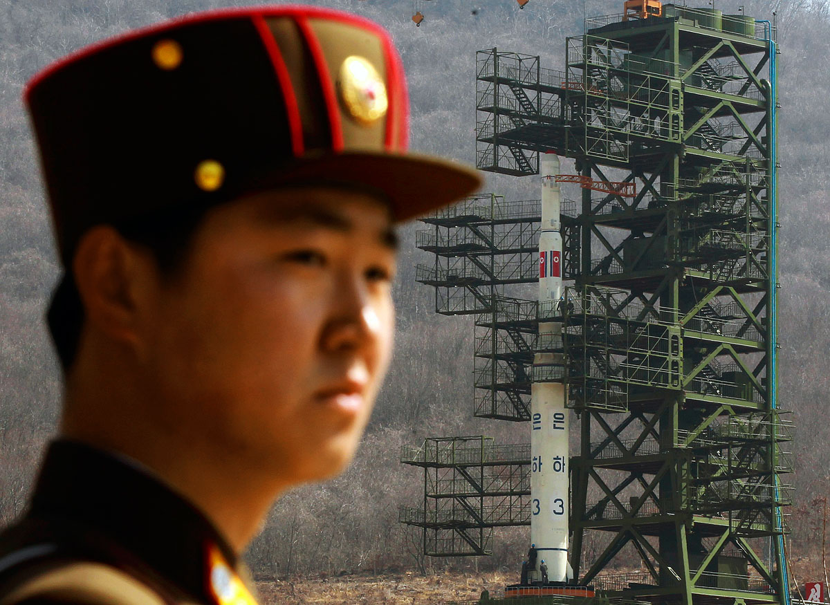 Észak-Korea nem tágított a rakétafellövéstől. Mielőtt azonban a világűrbe bocsátanák a rakétát, az újságíróknak is szerveztek egy szigorúan ellenőrzött túrát.