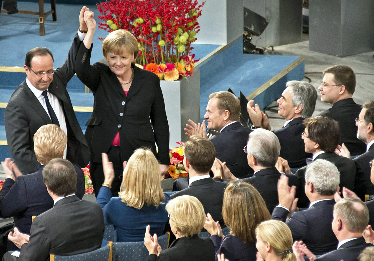 Angela Merkel német kancellár és Francois Hollande francia elnök a díjátadón