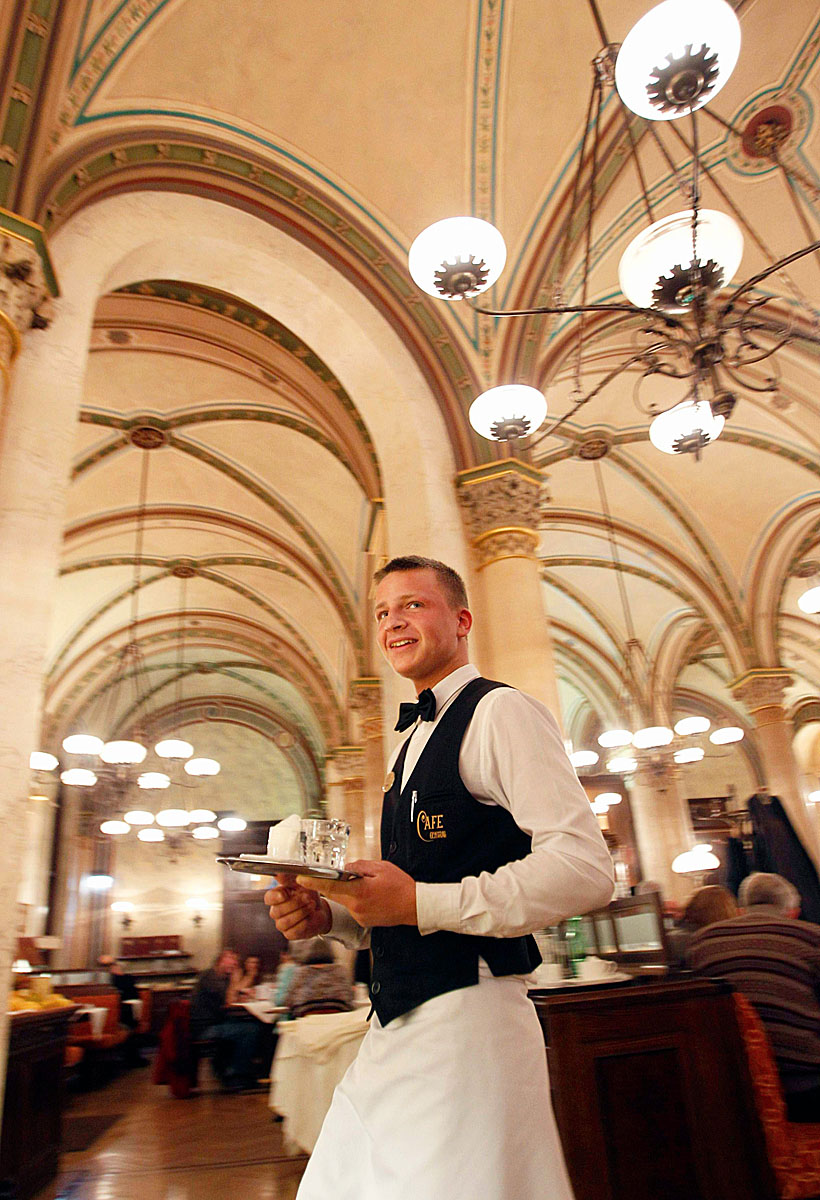 Bécsi kávéházban. A fiataloknak a megfelelő állást is segítenek megtalálni
