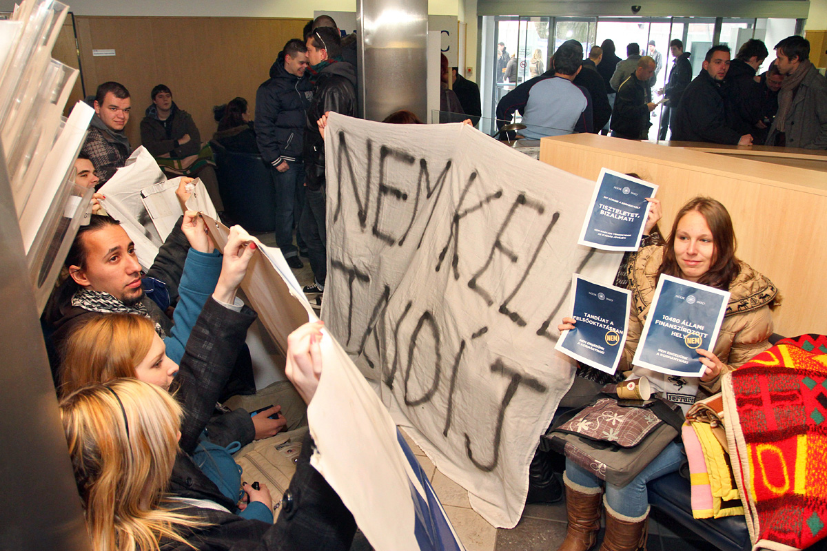 Diákok demonstrálnak Miskolcon a Borsod-Abaúj-Zemplén Megyei Kormányhivatal épületében