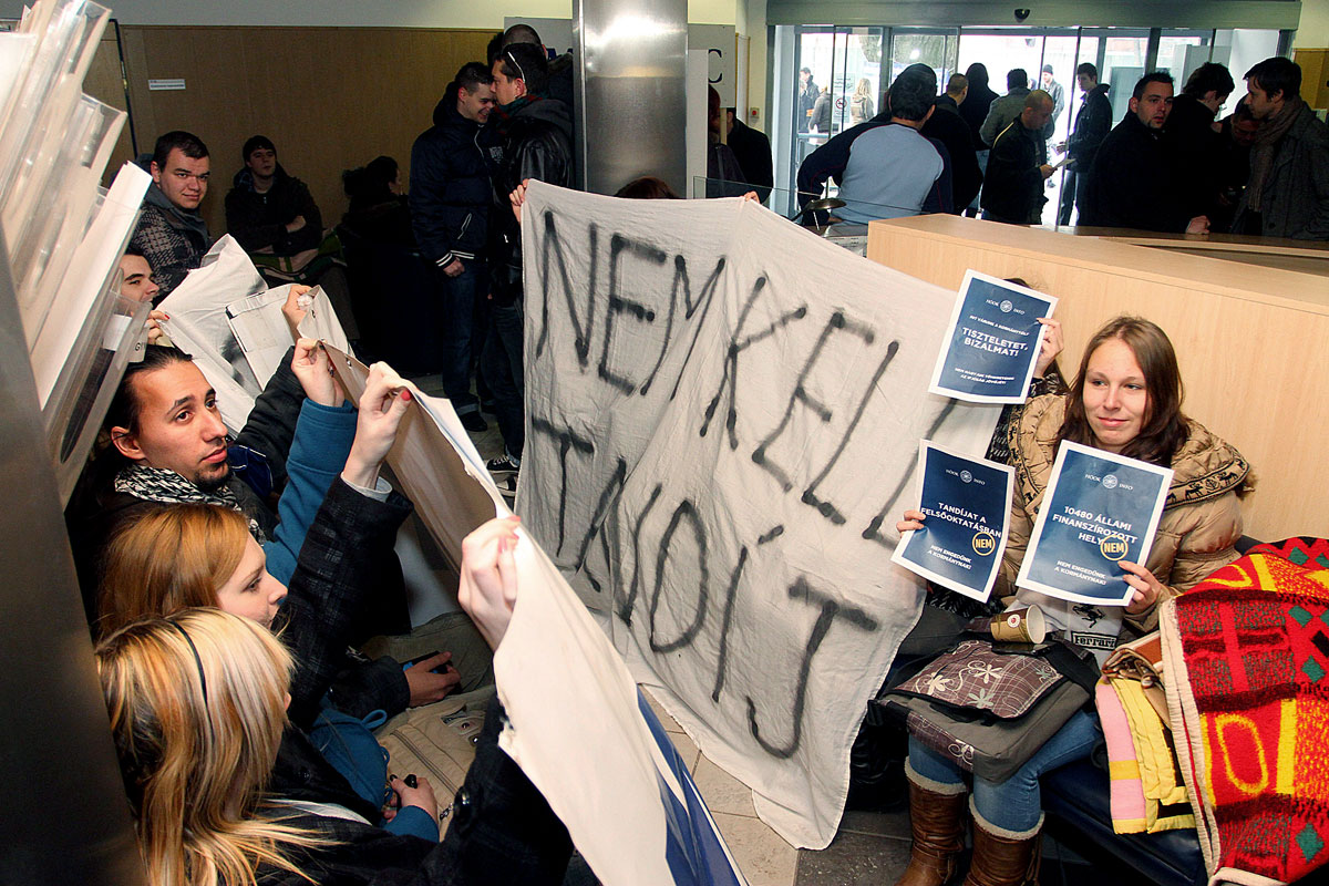 A Miskolci Egyetem hallgatói kedden elfoglalták a helyi kormányhivatal épületét