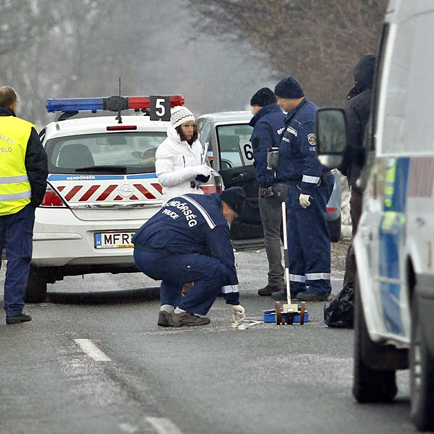 Rendőrök helyszínelnek 2012. december 10-én Mende és Sülysáp között