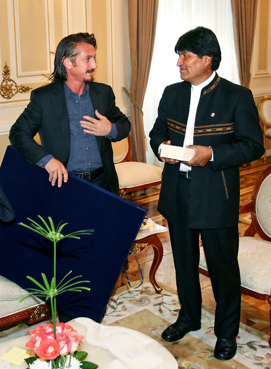 Penn és Morales októberben a La Paz-i elnöki palotában. A szívet támadja