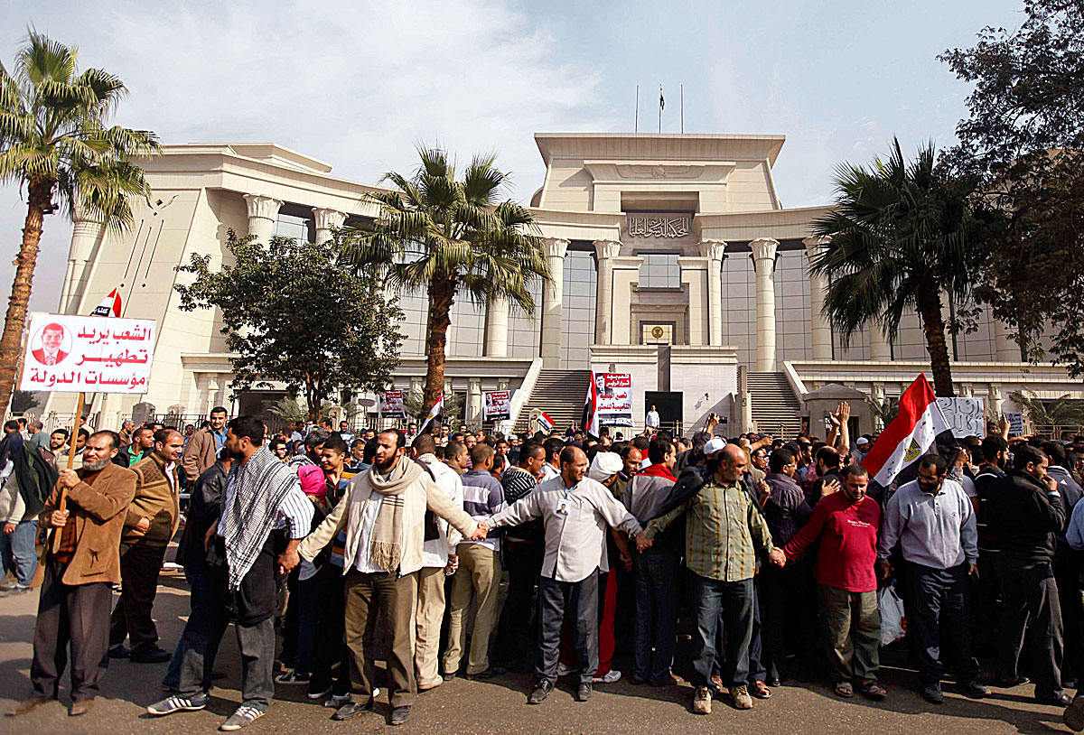 Tüntetők az egyiptomi alkotmánybíróság előtt. Pszichikai nyomás újratöltve