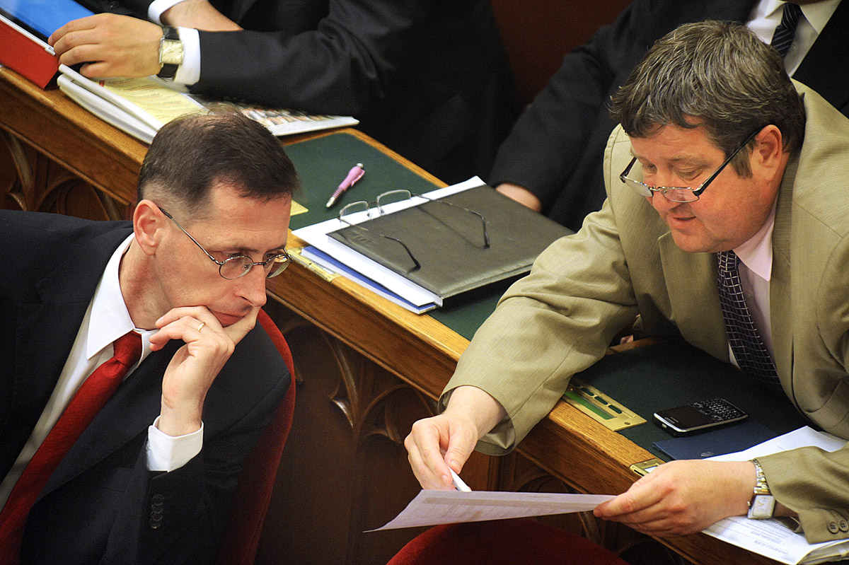 Varga Mihály és Tállai András egyeztetnek a parlamentben az adósságrendezésről 