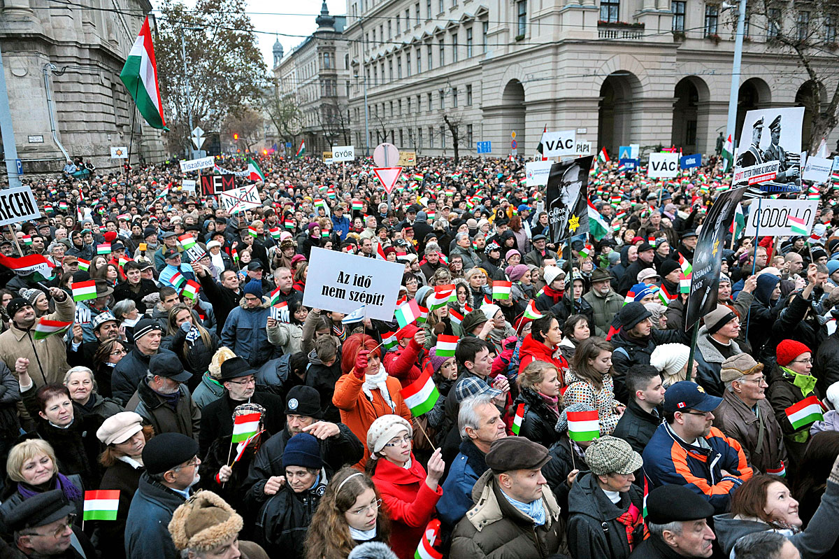 Demonstráció a nácizmus ellen a Kossuth téren 