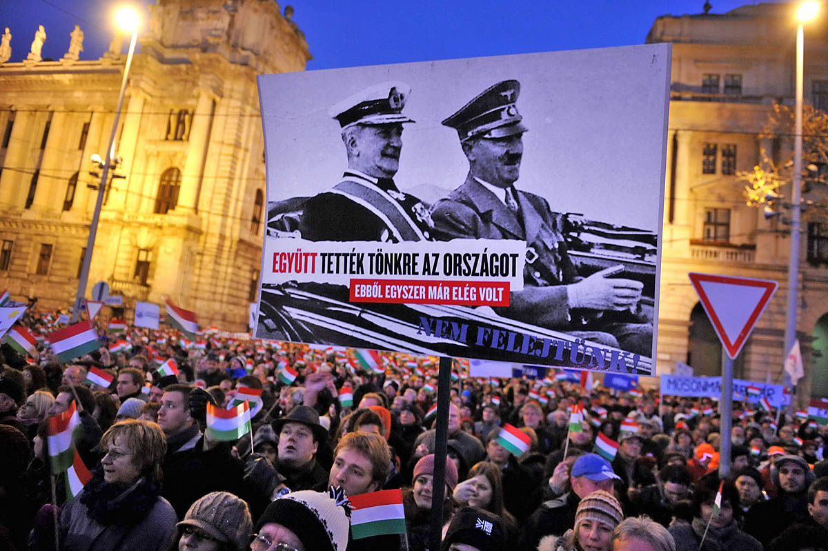 Horthy és Hitler a tegnapi antifasiszta tüntetés egyik tábláján