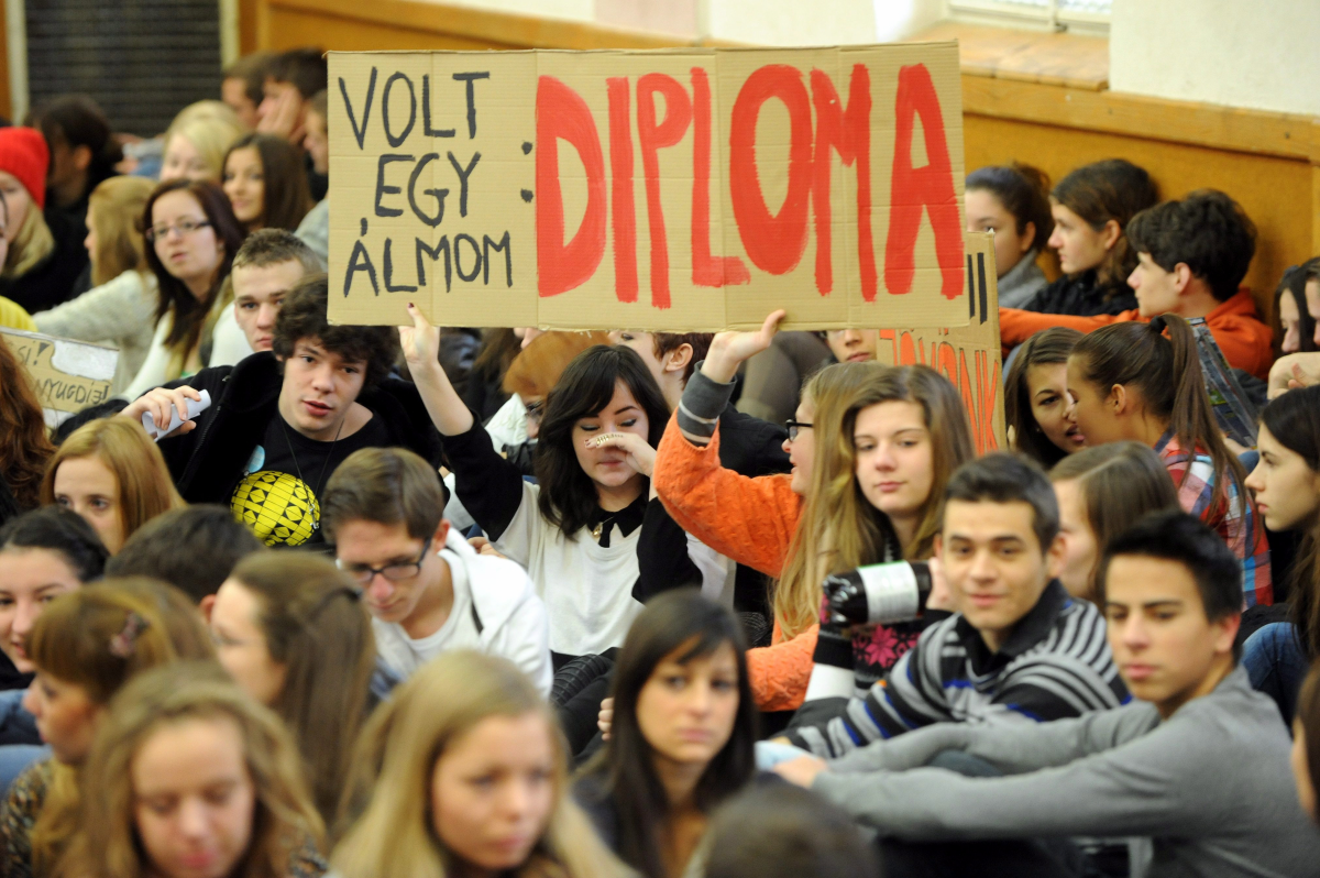 Tiltakozó diákok a a pécsi Leőwey Klára Gimnáziumban