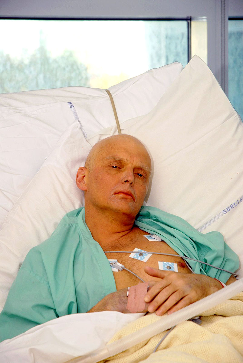 Litvinyenko egy londoni kórházban nem sokkal a halála előtt. Az özvegy szerint a britek megvédhették volna