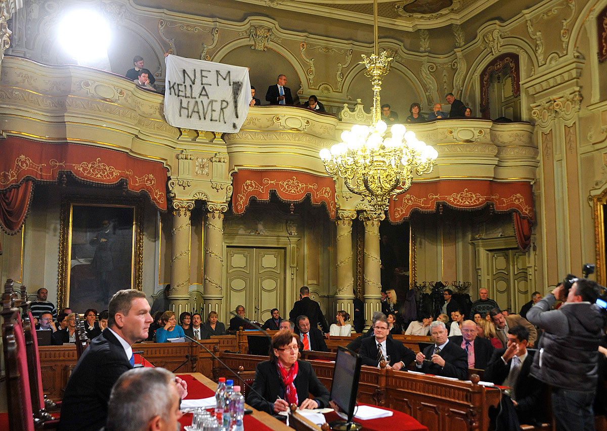 Demonstrálók a rendkívüli közgyűlésen, ahol Bátyai Edina leváltásáról szavaztak