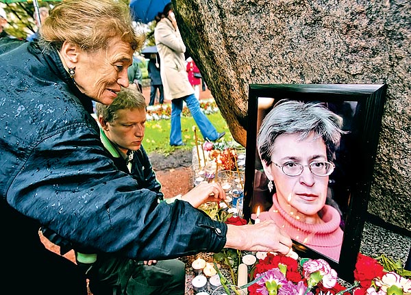 Gyertyát gyújtanak Politkovszkaja fotójánál Szentpéterváron  