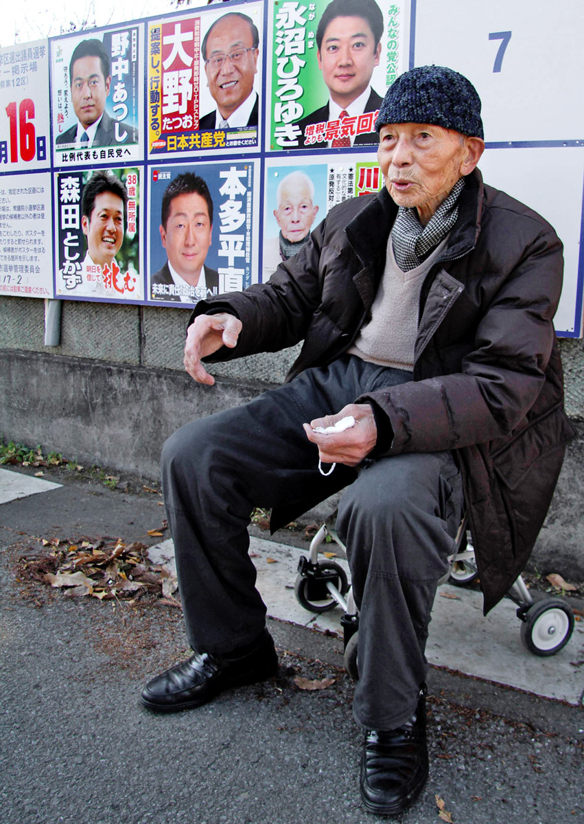 A 94 éves Rjokicsi Kavasima, a japán parlament legidősebb képviselőjelöltje. Kavasima a saját temetésére félretett pénzzel szállt be a kampányba mindössze három órával a jelentkezési határidő előtt