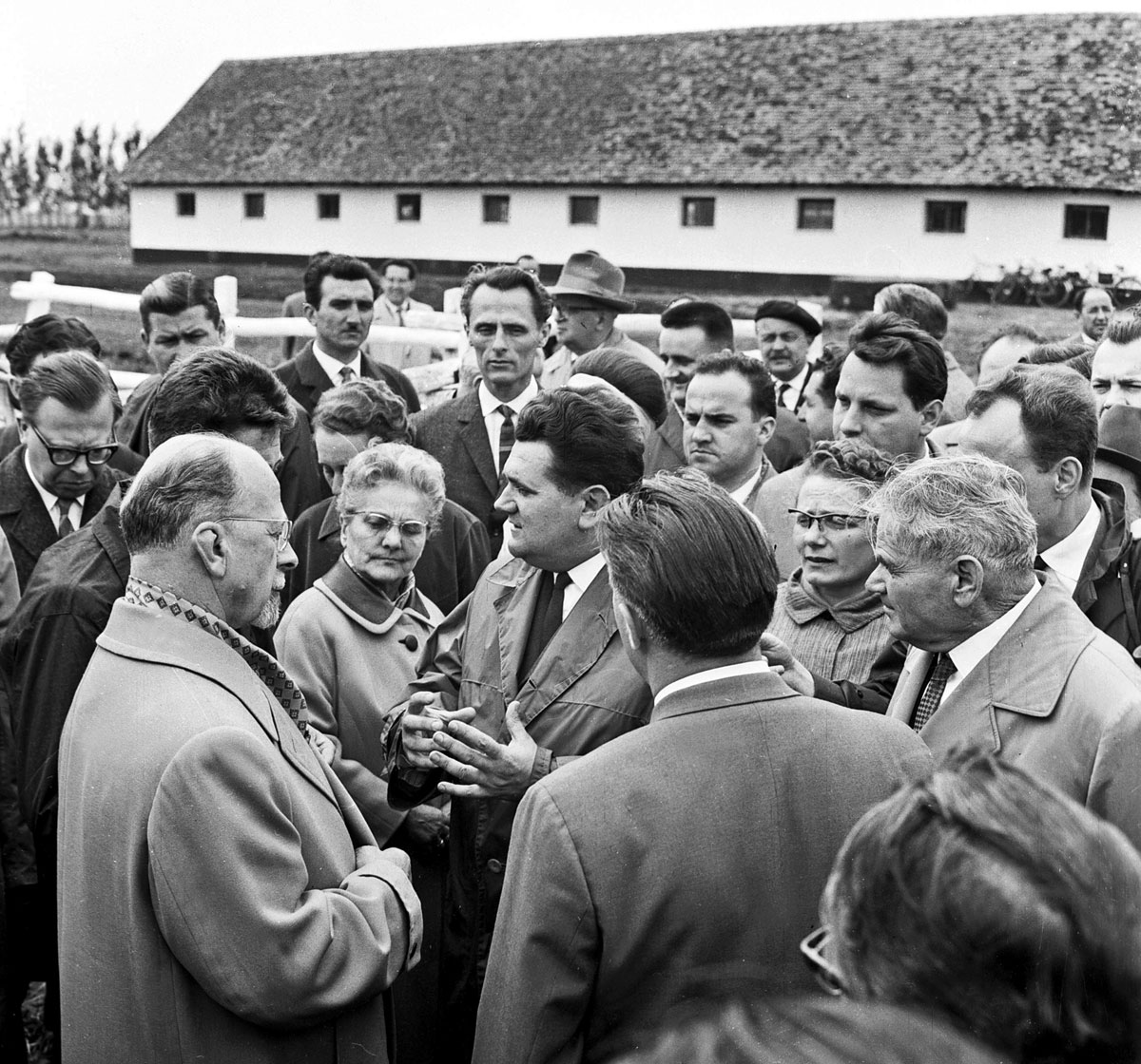 Walter Ulbricht, keletnémet államfő és pártvezető (baloldalt) beszélget Szabó István tsz-elnökkel (középen) és Dobi István magyar állam fővel (jobboldalt) 1964. május 5-én