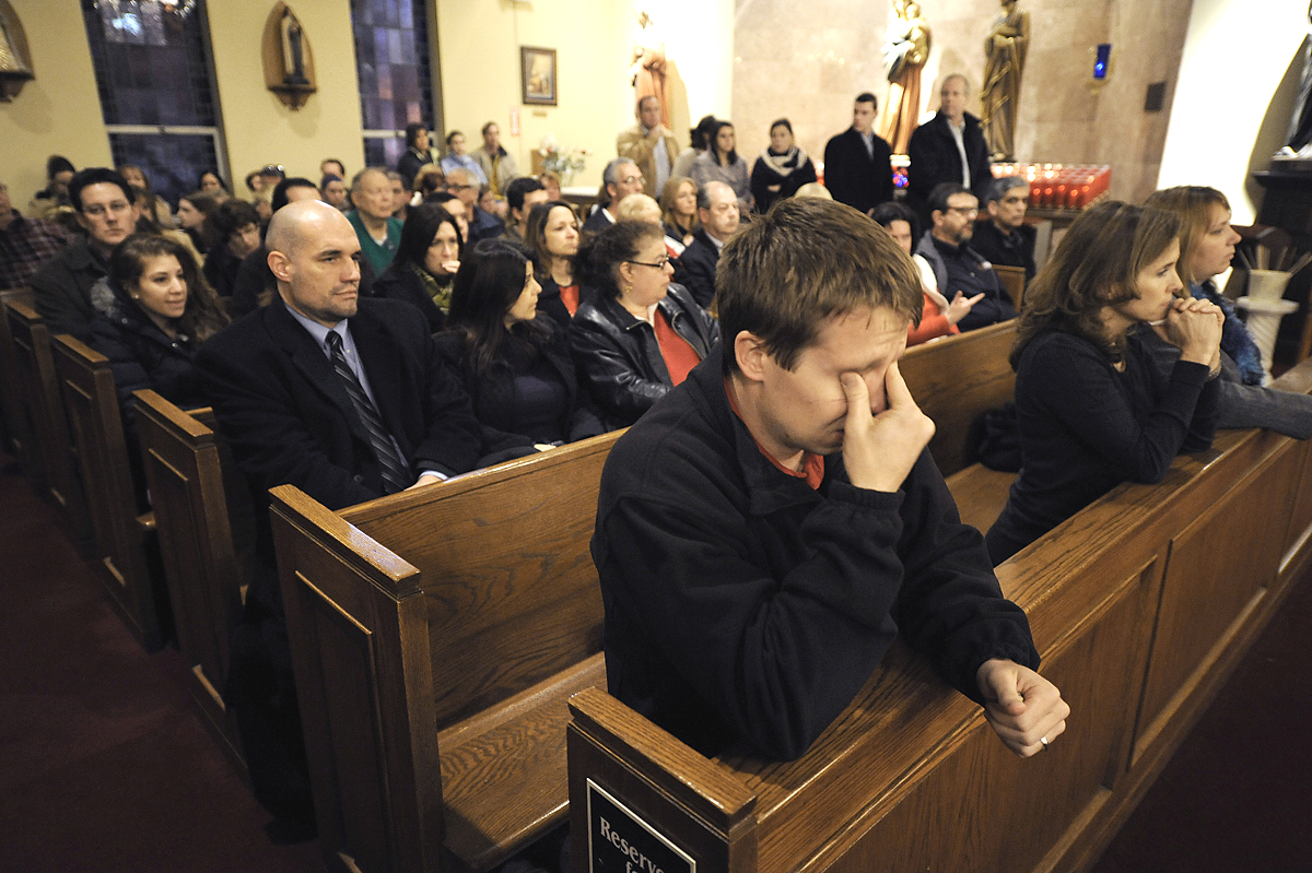 A szörnyű tragédiában elhunytakért imádkoznak egy katolikus templomban Newportban